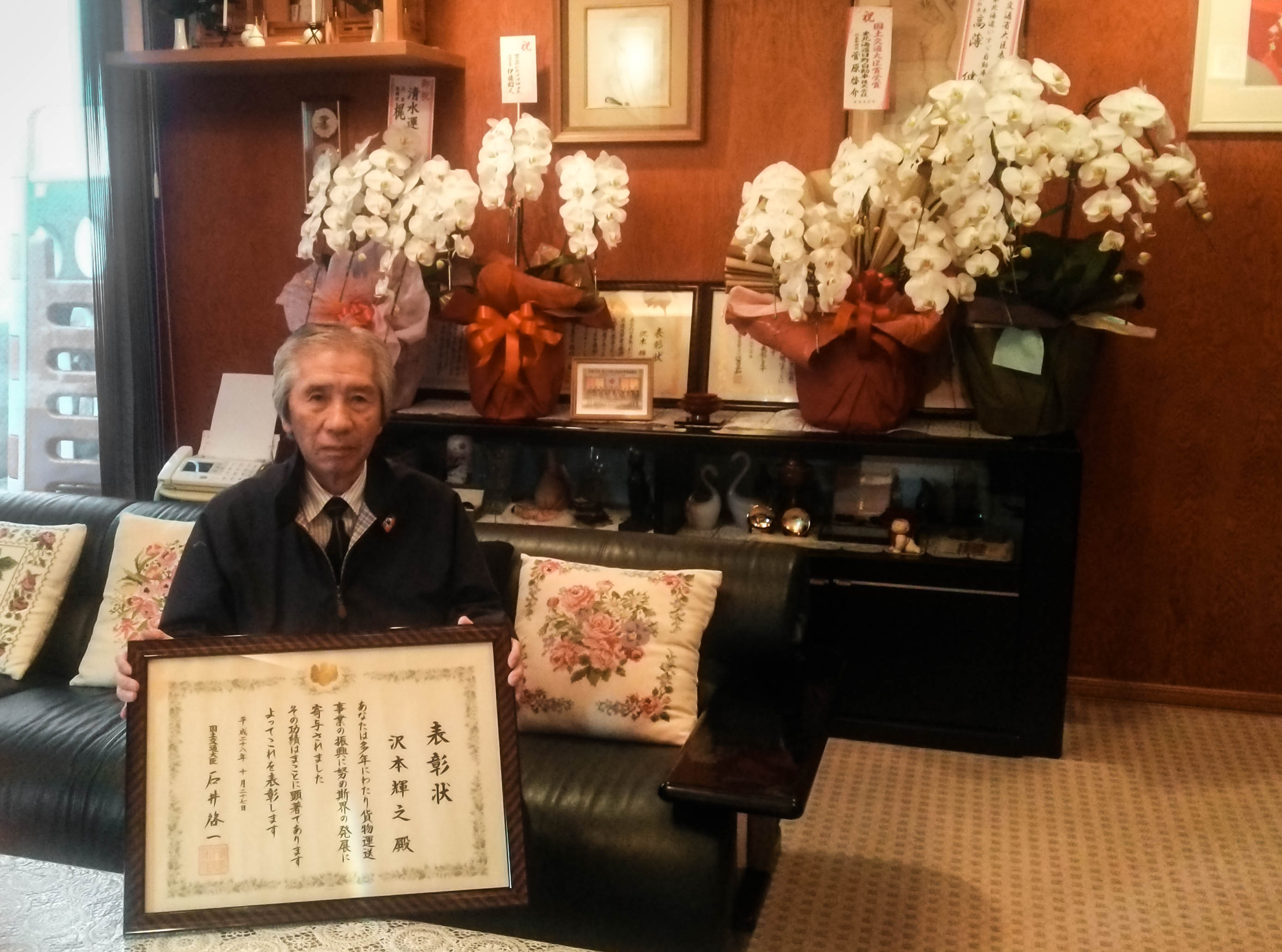 たくさんのお祝いの花に囲まれて